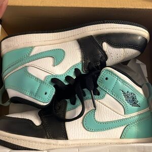 Jordan Retro 1 Mid size 13 Little Boys